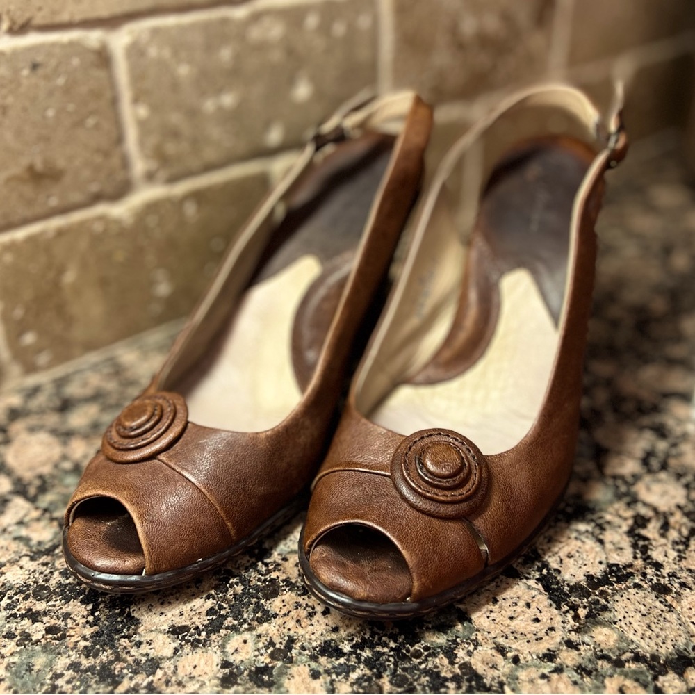 Born Brown Leather Heel with Adjustable Strap in Size 7.